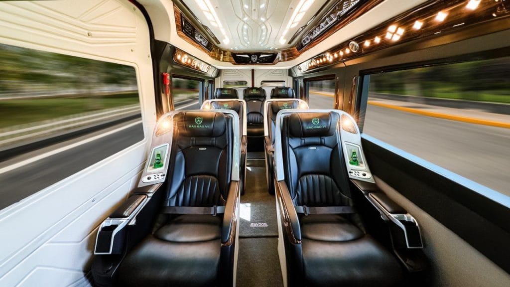 Nội thất xe 7 chỗ rộng rãi sạch sẽ đi sân bay Tân Sơn Nhất